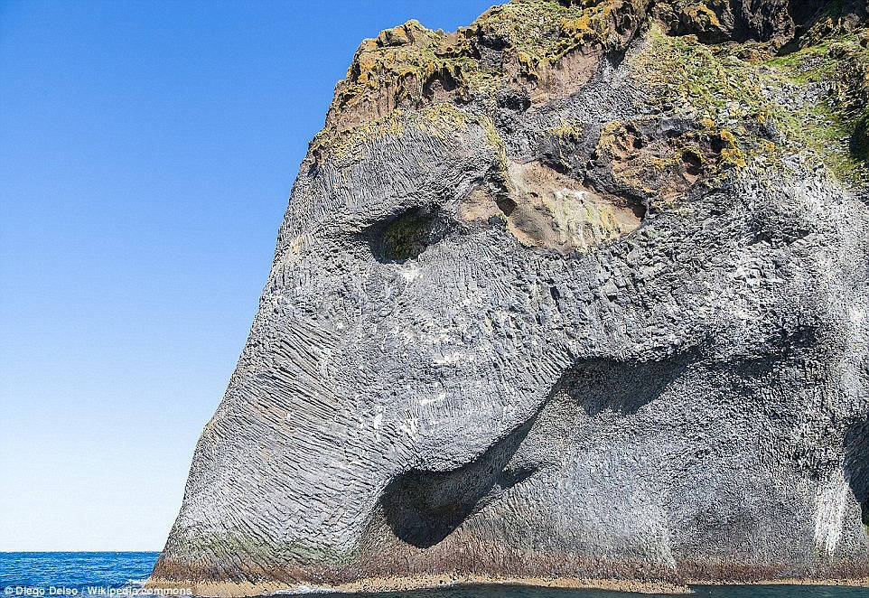 Picture 7 of Giant stone elephants hold highways in Italy