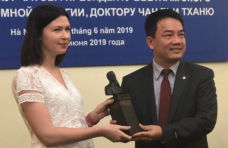 Picture 1 of Giving a statue of Doctor Igor Kourchatov to Dr. Tran Chi Thanh