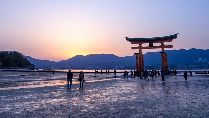 Picture 4 of 'Glass rain' falls on Hiroshima beach