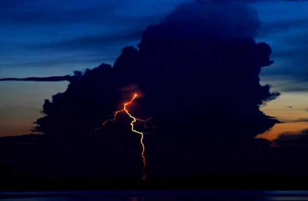 Picture 4 of Go and watch the lightning in the heavens being punished the most