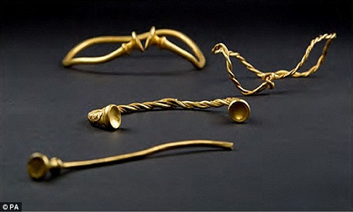 Picture 7 of Gold jewelry set 2,500 years on the British field