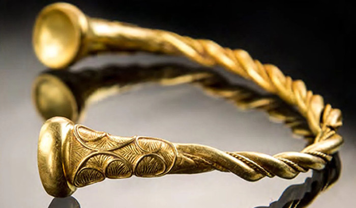 Picture 8 of Gold jewelry set 2,500 years on the British field