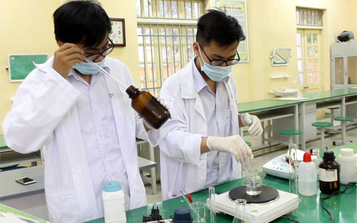 Grade 10 students create nano probes for cancer treatment images 1
