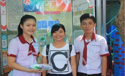Picture 2 of Grade 10 students create soap to kill bacteria from betel leaves