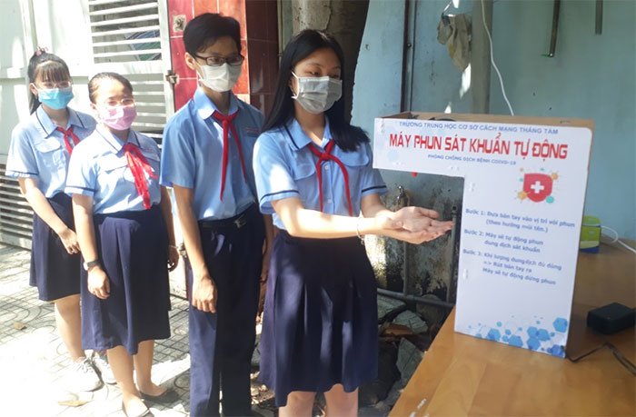 Picture 3 of Grade 9 students invented an automatic disinfectant spray machine, priced at VND 350,000