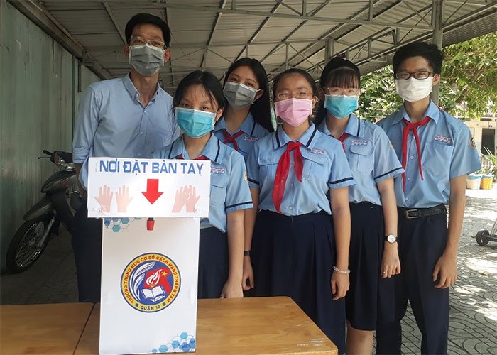 Picture 4 of Grade 9 students invented an automatic disinfectant spray machine, priced at VND 350,000