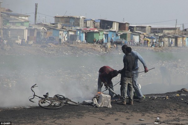 Picture 10 of 'Graveyard' Western electronic waste in Africa