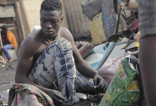 Picture 17 of 'Graveyard' Western electronic waste in Africa