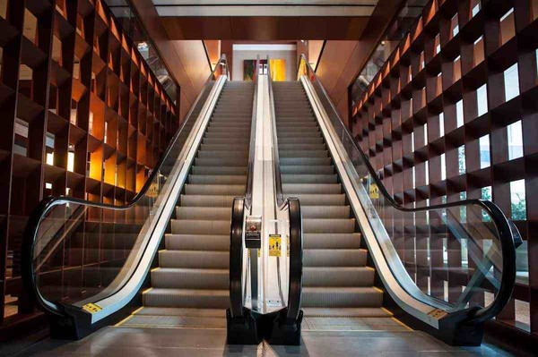 Picture 1 of Guide safe escalator skills