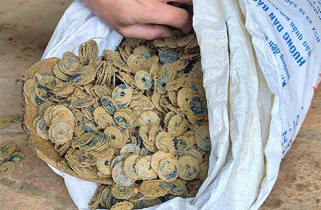 Ha Tinh farmers dug three pots of coins images 1