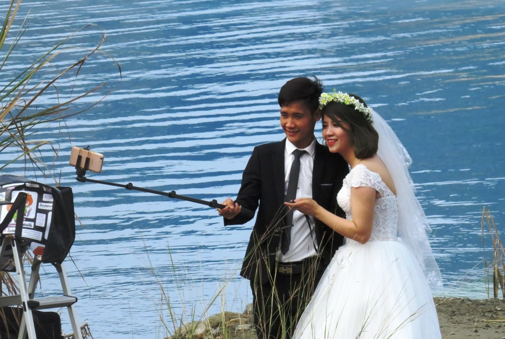 Hai Phong people rushed to see the blue lake images 7