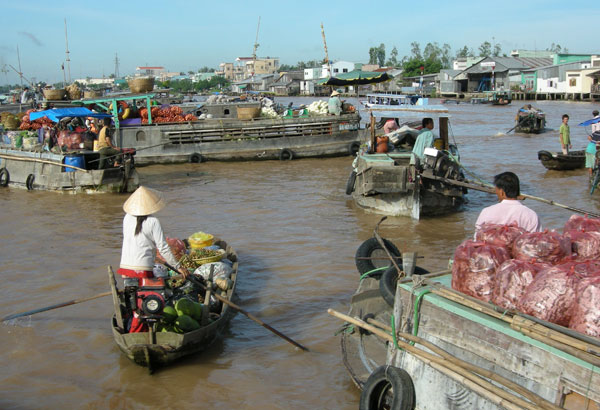 Handing over the first floating toilet in the Mekong Delta area