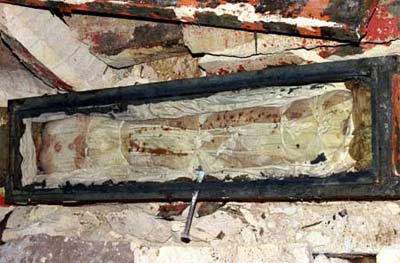 Picture 3 of Hanoi: Excavating a foundation to build a house, discovering a mummy