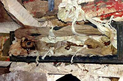Picture 4 of Hanoi: Excavating a foundation to build a house, discovering a mummy