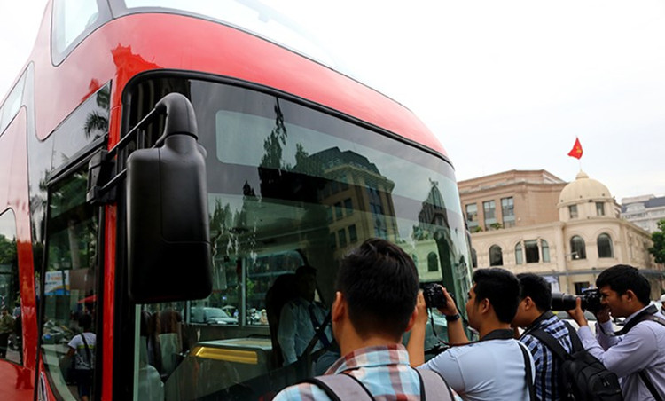 Picture 10 of Hanoi is giving a test drive of a 2-floor cab