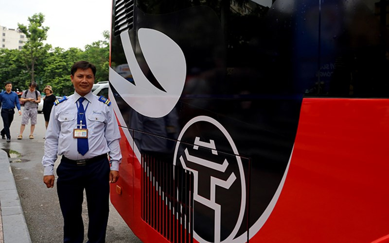 Picture 11 of Hanoi is giving a test drive of a 2-floor cab