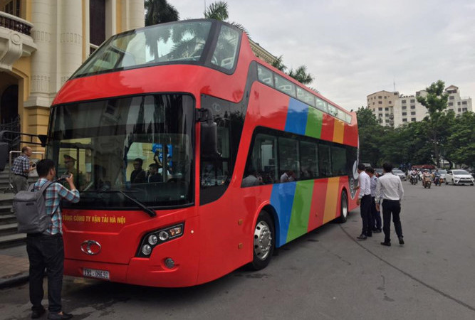 Picture 2 of Hanoi is giving a test drive of a 2-floor cab