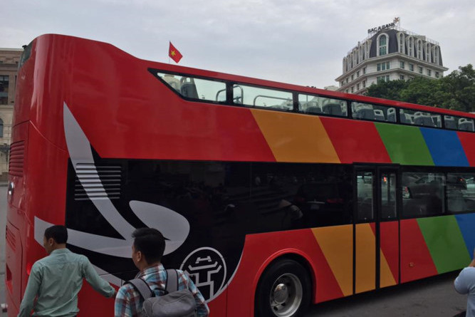 Picture 3 of Hanoi is giving a test drive of a 2-floor cab