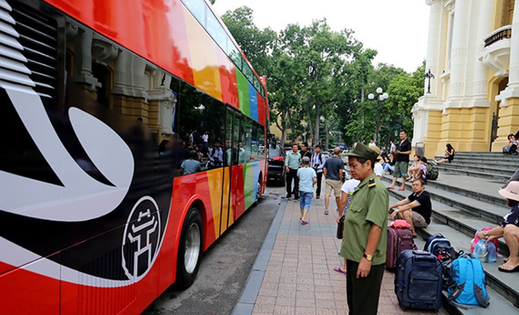 Picture 8 of Hanoi is giving a test drive of a 2-floor cab