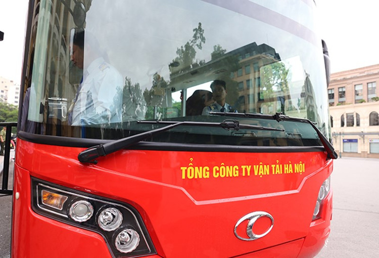 Picture 9 of Hanoi is giving a test drive of a 2-floor cab