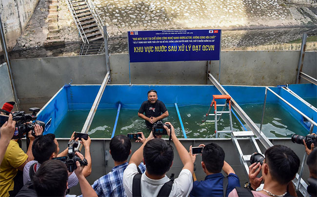 Picture 1 of Hanoi people were surprised when Japanese experts bathed in To Lich river