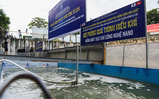 Picture 3 of Hanoi people were surprised when Japanese experts bathed in To Lich river