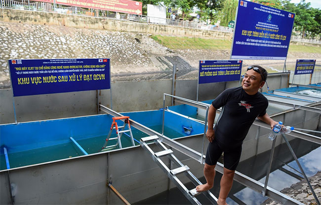 Picture 4 of Hanoi people were surprised when Japanese experts bathed in To Lich river