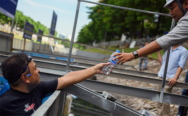 Picture 6 of Hanoi people were surprised when Japanese experts bathed in To Lich river