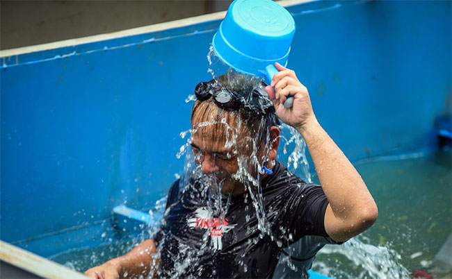 Picture 7 of Hanoi people were surprised when Japanese experts bathed in To Lich river