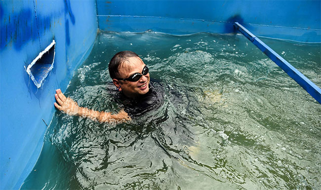 Picture 9 of Hanoi people were surprised when Japanese experts bathed in To Lich river