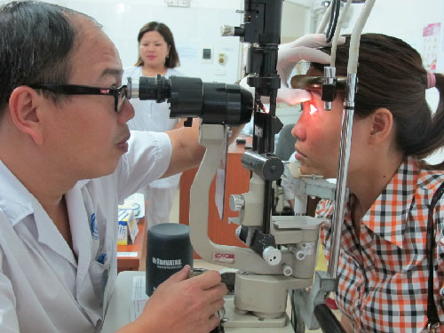 Picture 1 of Hanoi: Red-eye pain in the season