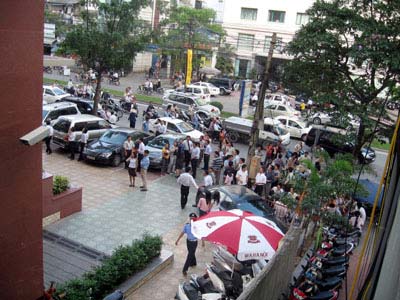 Picture 1 of Hanoi shakes because of the quake 4