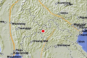 Picture 2 of Hanoi shakes because of the quake 4