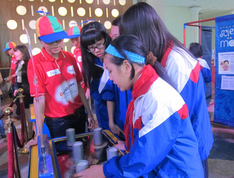 Picture 1 of Hanoi students are excited about the science quiz