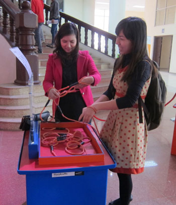 Picture 10 of Hanoi students are excited about the science quiz