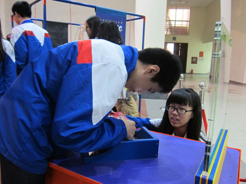 Picture 2 of Hanoi students are excited about the science quiz