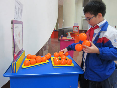 Picture 3 of Hanoi students are excited about the science quiz