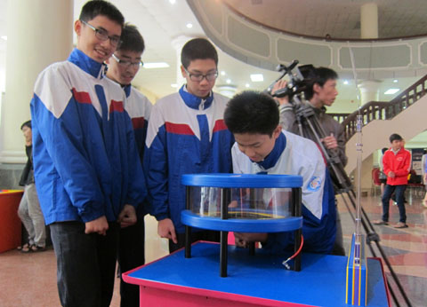 Picture 4 of Hanoi students are excited about the science quiz