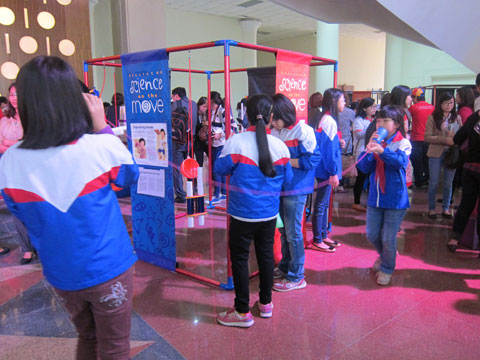 Picture 5 of Hanoi students are excited about the science quiz