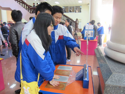 Picture 7 of Hanoi students are excited about the science quiz