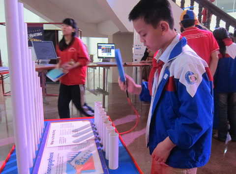 Picture 8 of Hanoi students are excited about the science quiz