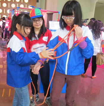 Picture 9 of Hanoi students are excited about the science quiz