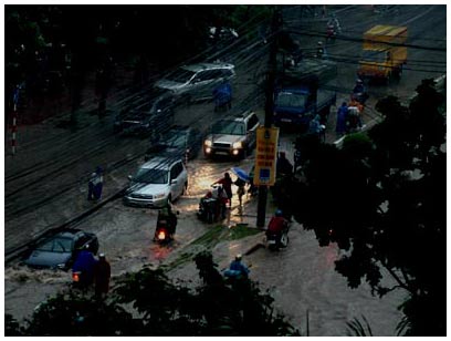 Picture 11 of Hanoi suffered the biggest rain in 35 years
