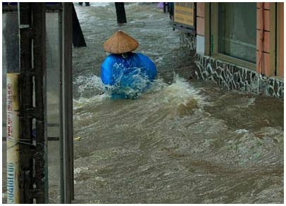 Picture 8 of Hanoi suffered the biggest rain in 35 years