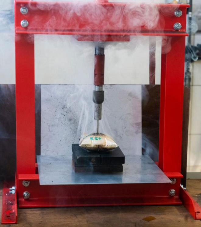 Picture 3 of Has found a solution to 'freeze' lithium ion batteries with liquid nitrogen, avoiding batteries to explode if there is a collision