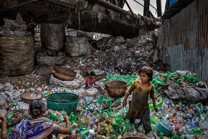 Picture 6 of Haunting because the world is flooded with plastic waste