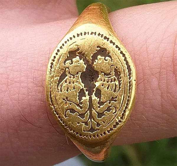 Picture 1 of He: Accidentally found an extremely rare ancient gold ring in the field