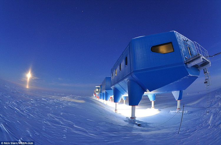 Picture 1 of He closed the research station in Antarctica because the ice surface broke