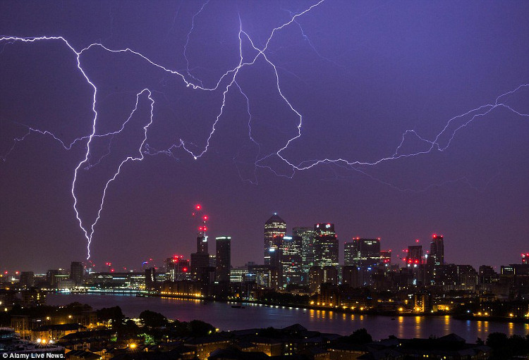 Picture 3 of He suffered 70,000 lightning strikes in just 2 days
