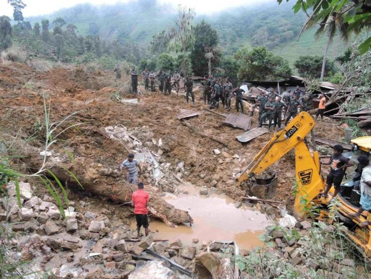Picture 1 of Heavy rain caused two terrifying landslides, 150 people were buried